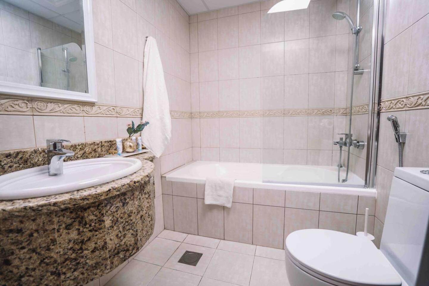 Sea & Palm View Elegant 1 Bedroom Apartment Dubaj Kültér fotó